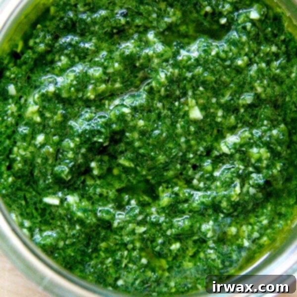 Το Πλούσιο Πέστο Βασιλικού 13 Ένα βάζο με pesto βασιλικού.