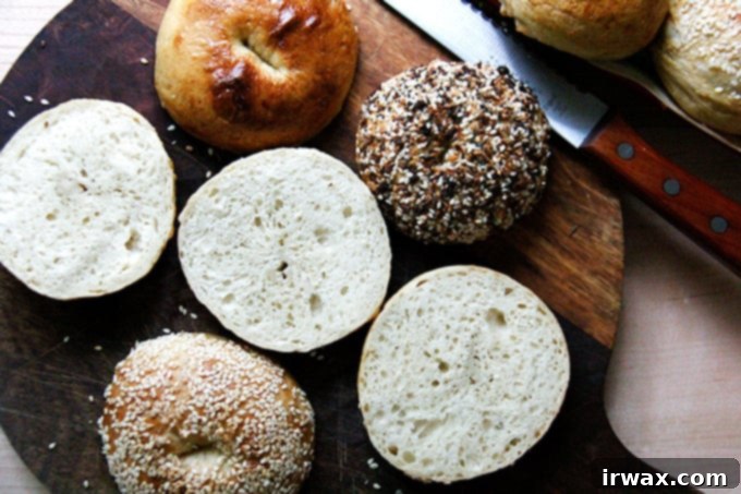 Πανεύκολα Μαστιχωτά Σπιτικά Μπέιγκελς 21 Bagels κομμένα στη μέση σε σανίδα.