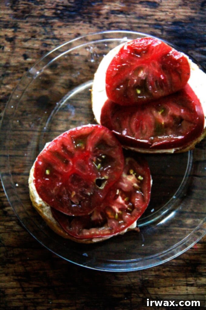 Πανεύκολα Μαστιχωτά Σπιτικά Μπέιγκελς 22 Bagels + τυρί κρέμα + ντομάτες + αλάτι σε πιάτο.