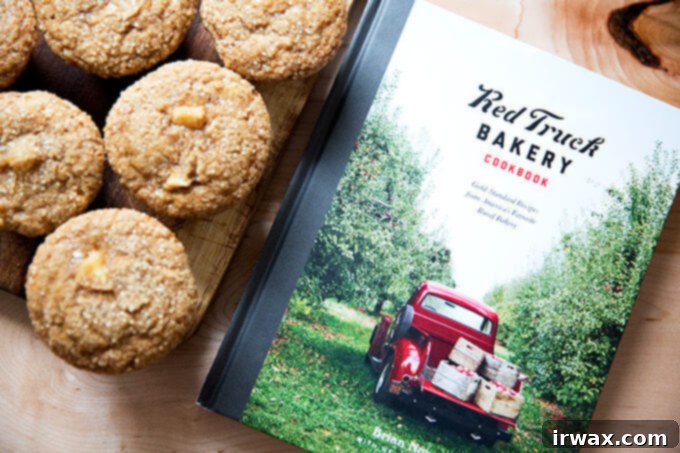 Μάφινς της Μηλιάς 11 Το βιβλίο συνταγών του Red Truck Bakery με μάφιν μήλου από οπωρώνα με κρούστα ζάχαρης turbinado.