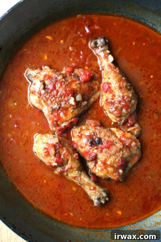 Κοτόπουλο au vinaigre, μια κλασική γαλλική συνταγή μπρεζέ, που ξεχωρίζει για τη σάλτσα της, μια πλούσια συμπύκνωση από ασκαλώνια, κονκασέ ντομάτες, μουστάρδα και συμπυκνωμένο σέρι και ξύδι σέρι. Λατρεύω να το σερβίρω με αυγολέμονο, το οποίο απορροφά υπέροχα την πλούσια σάλτσα, αλλά μια φυσική (ίσως ακόμα πιο νόστιμη) εναλλακτική λύση αντί για τα ζυμαρικά είναι ένα κομμάτι ψωμί. Αυτή η εποχή του χρόνου έχει σίγουρα φτάσει, όπου το καθάρισμα των πιάτων με τραγανό ψωμί είναι κάτι παραπάνω από αποδεκτό. // alexandracooks.com Το τελικό πιάτο κοτόπουλο au vinaigre, μια κλασική γαλλική συνταγή μπρεζέ, με την πλούσια, αρωματική σάλτσα του από ασκαλώνια, ντομάτες, μουστάρδα, σέρι και ξύδι σέρι. Σερβίρεται ιδανικά με αυγολέμονο που απορροφά τη σάλτσα, ή με τραγανό ψωμί για ένα ολοκληρωμένο γεύμα. // alexandracooks.com