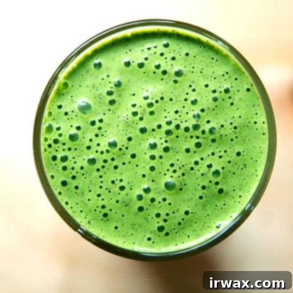 Πράσινο Smoothie με Σπανάκι, Βούτυρο Αμυγδάλου και Χουρμάδες 6 Πάνω όψη ενός vegan πράσινου smoothie με αμυγδαλόγαλα, μπανάνα και σπανάκι.