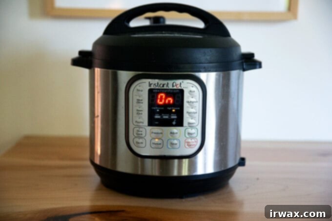 Το Καλύτερο Χορτοφαγικό Τσίλι 6 Μια Instant Pot σε πάγκο αναμμένη.