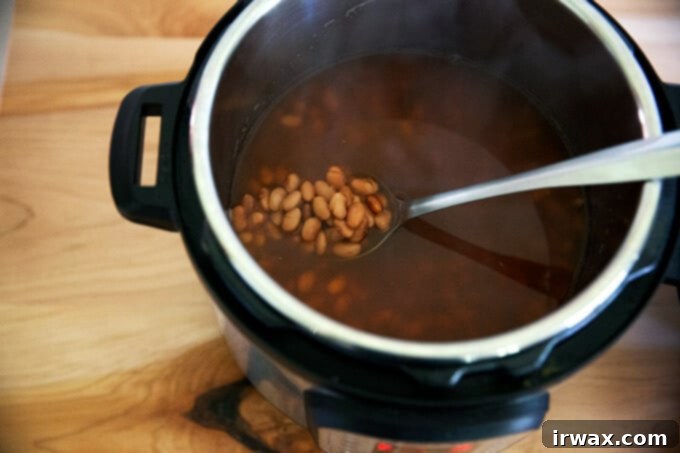Το Καλύτερο Χορτοφαγικό Τσίλι 7 Μαγειρεμένα φασόλια πίντο στην Instant Pot.