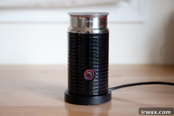 Οδηγός Δώρων για τη Γιορτή της Μητέρας 14 Nespresso Aeroccino, ιδανικό για την παρασκευή αφράτου γάλακτος για lattes και άλλα ροφήματα.