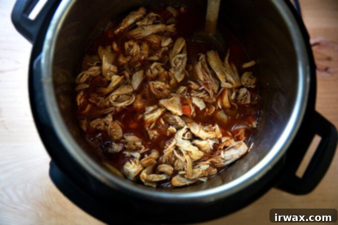 Κοτόπουλο Τίνγκα της Στιγμής 11 Μια Instant Pot γεμάτη με μόλις μαγειρεμένο κοτόπουλο Tinga.