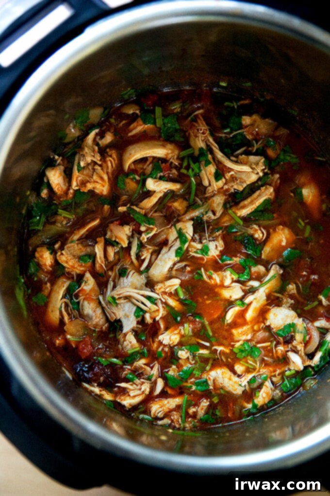 Κοτόπουλο Τίνγκα της Στιγμής 13 Μια Instant Pot γεμάτη με κοτόπουλο Tinga.