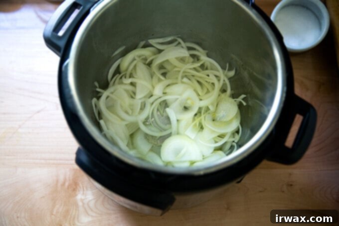 Κοτόπουλο Τίνγκα της Στιγμής 5 Μια Instant Pot γεμάτη με σοταρισμένα κρεμμύδια.