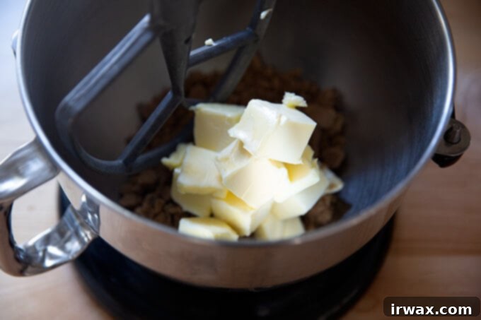 Μαστιχωτά Σοκολατένια Μπισκότα 6 Butter and brown sugar in the bowl of a stand mixer.