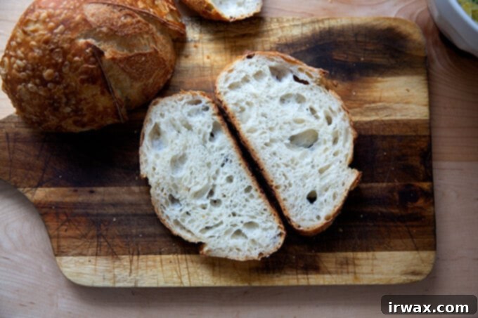 Σάντουιτς Αυγοσαλάτας 13 Δύο φέτες ψωμί sourdough σε ξύλο κοπής.