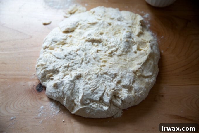 Εύκολο Μπριός Χωρίς Ζύμωμα 7 Ζύμη brioche απλωμένη σε πάγκο.