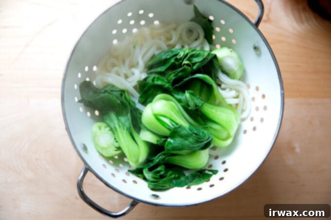 Ούντον που σου αλλάζουν τον κόσμο 9 Bok choy και udon noodles σε σουρωτήρι.