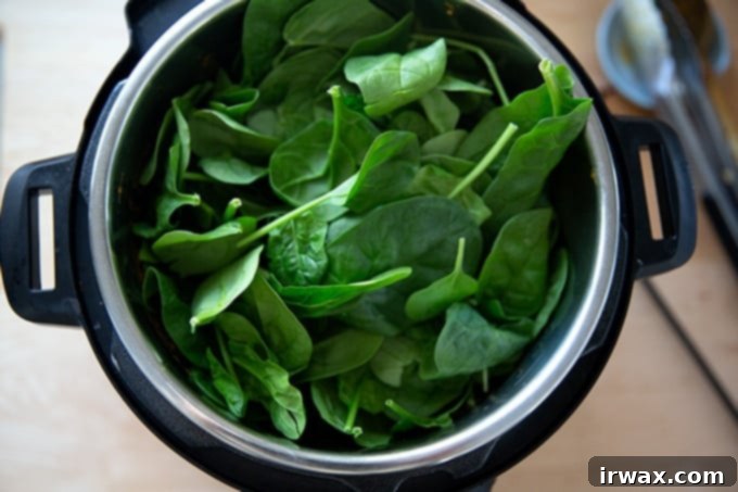 Σε Χρόνο Μηδέν: Μπάλι Τσίκεν ή Ρεβύθια 14 Μια Instant Pot γεμάτη με βούτυρο κοτόπουλο και ένα βουνό σπανάκι.