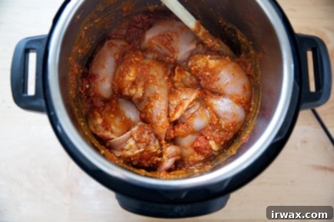 Σε Χρόνο Μηδέν: Μπάλι Τσίκεν ή Ρεβύθια 8 Μια Instant Pot γεμάτη με τα υλικά για την παρασκευή βούτυρου κοτόπουλου.
