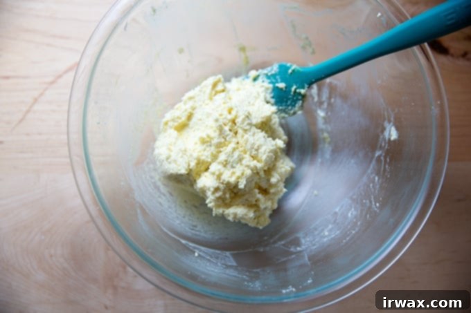 Εύκολα Σπιτικά Νιόκι με Ρικότα 12 Ζύμη gnocchi ricotta αναμεμειγμένη σε ένα μπολ.