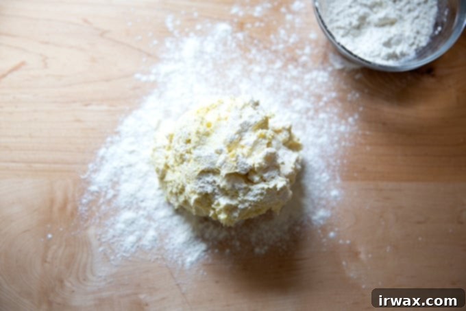Εύκολα Σπιτικά Νιόκι με Ρικότα 13 Ζύμη gnocchi ricotta απλωμένη σε αλευρωμένη επιφάνεια εργασίας.
