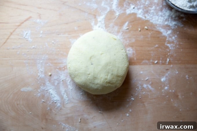 Εύκολα Σπιτικά Νιόκι με Ρικότα 14 Ζύμη gnocchi ricotta ζυμωμένη σε μπάλα.