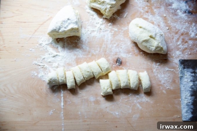 Εύκολα Σπιτικά Νιόκι με Ρικότα 17 Κομμένα gnocchi ricotta σε επιφάνεια εργασίας.