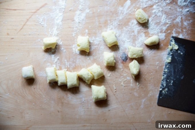 Εύκολα Σπιτικά Νιόκι με Ρικότα 18 Κομμένα gnocchi ricotta σε επιφάνεια εργασίας.