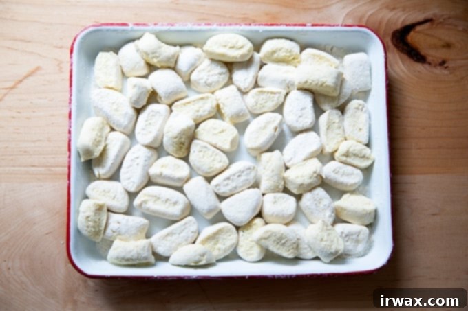 Εύκολα Σπιτικά Νιόκι με Ρικότα 19 Κομμένα gnocchi ricotta σε ένα μικρό ταψί.
