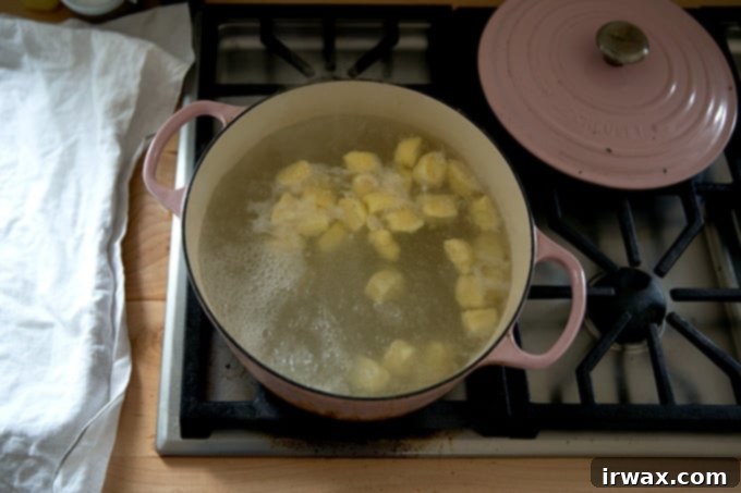 Εύκολα Σπιτικά Νιόκι με Ρικότα 21 Gnocchi ricotta που βράζουν σε ένα μεγάλο τηγάνι.