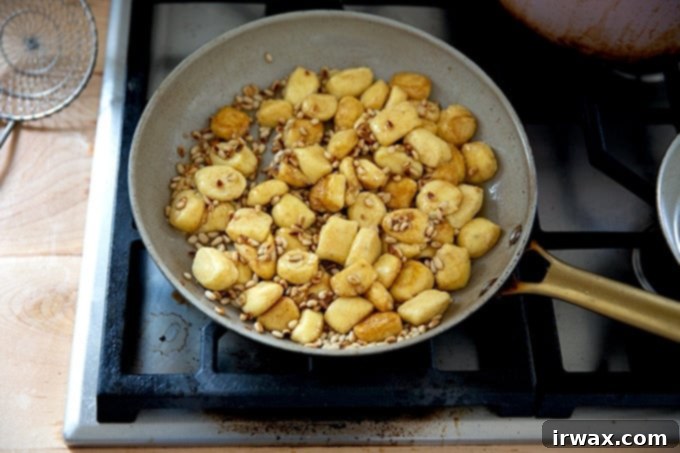 Εύκολα Σπιτικά Νιόκι με Ρικότα 31 Gnocchi με καφέ βούτυρο σε τηγάνι.