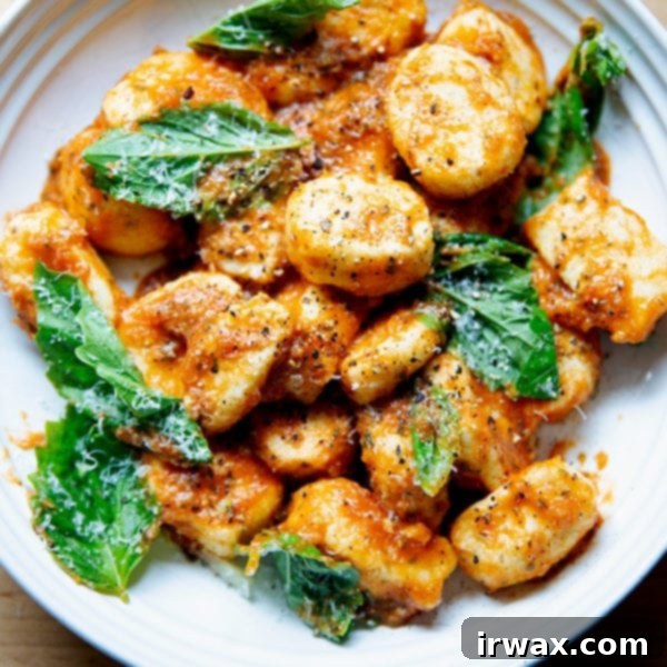 Εύκολα Σπιτικά Νιόκι με Ρικότα 33 Ένα μπολ με gnocchi ricotta ανακατεμένα με σάλτσα ντομάτας, βασιλικό και παρμεζάνα.