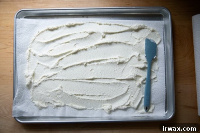 Εύκολα Σπιτικά Νιόκι με Ρικότα 7 Ricotta απλωμένη σε ταψί στρωμένο με χαρτί κουζίνας.