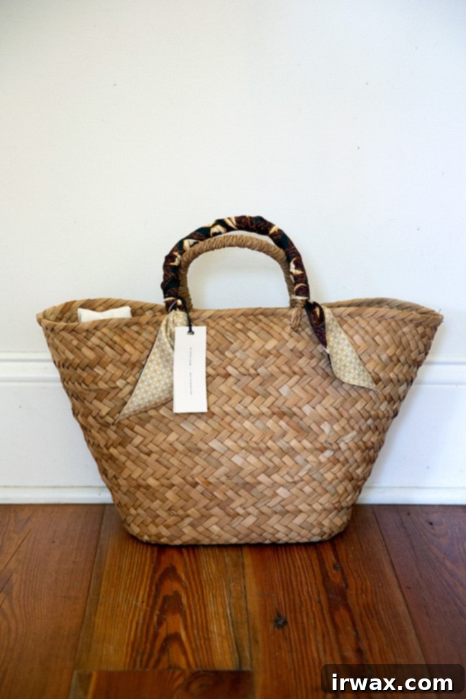 Οδηγός Δώρων για την Ημέρα της Μητέρας 2022 17 A straw bag on a floor.