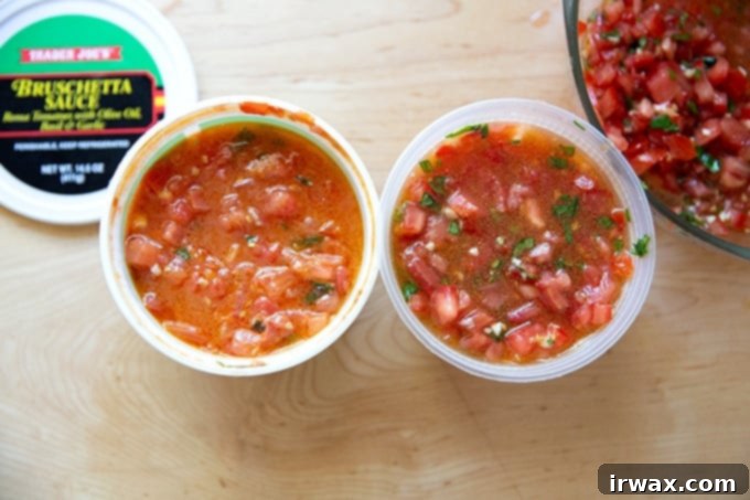 Σπιτική Σάλτσα Μπρουσκέτας τύπου Trader Joe's 10 Σπιτική σάλτσα μπρουσκέτας σε δοχείο δίπλα σε σάλτσα μπρουσκέτας Trader Joe's.