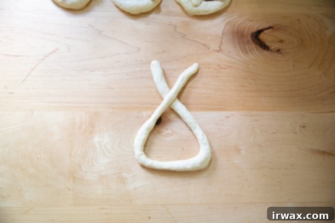 Πανεύκολα Σπιτικά Μαλακά Πρέτσελ 17 Ζύμη pretzel μερικώς διαμορφωμένη σε pretzel.