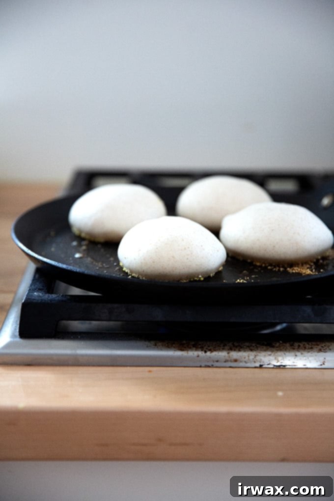 Σπιτικά Προζυμένια Αγγλικά Μάφιν 28 Ψήσιμο English muffins σε τηγάνι - Πλευρά 1