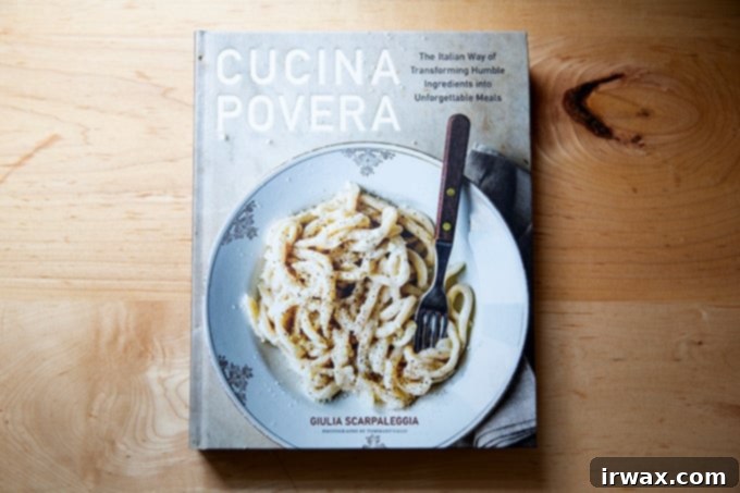 15 Ιδέες Δώρων για την Ημέρα της Μητέρας 12 Cucina Povera, ένα βιβλίο μαγειρικής, σε πάγκο.