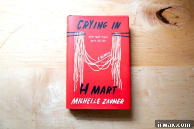 15 Ιδέες Δώρων για την Ημέρα της Μητέρας 4 Crying in H Mart, ένα βιβλίο ανάμνησης, σε πάγκο.