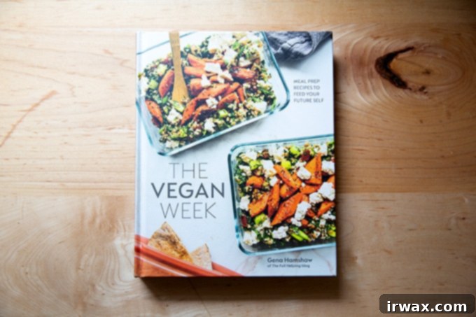 15 Ιδέες Δώρων για την Ημέρα της Μητέρας 5 The Vegan Week, ένα βιβλίο μαγειρικής, σε πάγκο.