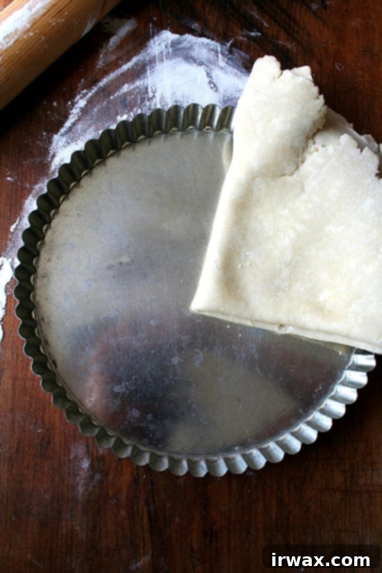laying dough into tart pan Τοποθέτηση ζύμης στην ταρτιέρα.