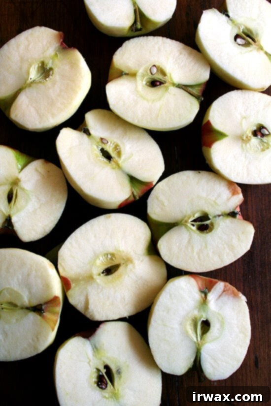 halved apples Κομμένα μήλα για την τάρτα.