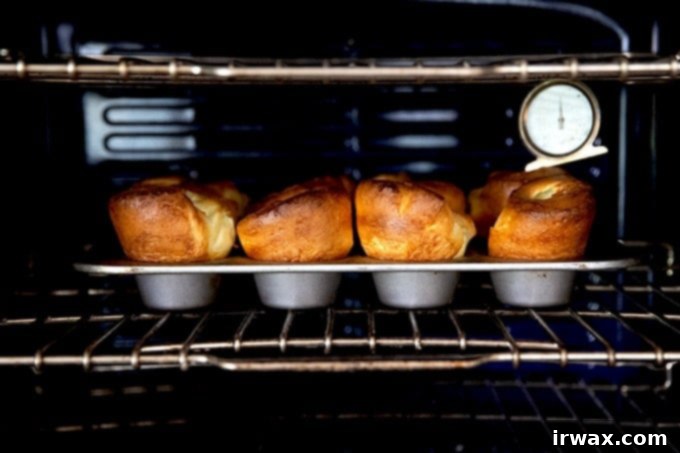 Φουσκωτά Γιορκσάιρ 8 Ένα ταψί με popovers στο φούρνο.