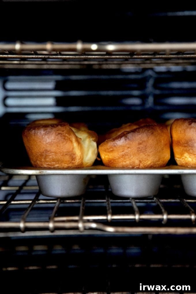 Φουσκωτά Γιορκσάιρ 9 Ένα ταψί με popovers στο φούρνο.