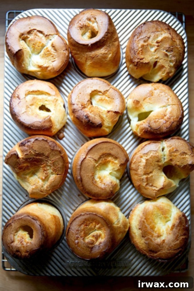 Φουσκωτά Γιορκσάιρ 10 Popovers μόλις ψημένα ακόμα στο ταψί για μάφιν.