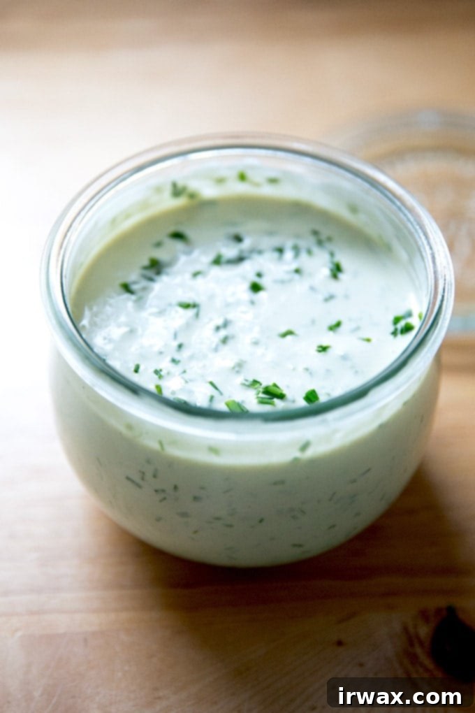Εύκολη Βίγκαν Ranch Σως με Κάσιους 2 Ένα βάζο με βίγκαν ντρέσινγκ ράντς.
