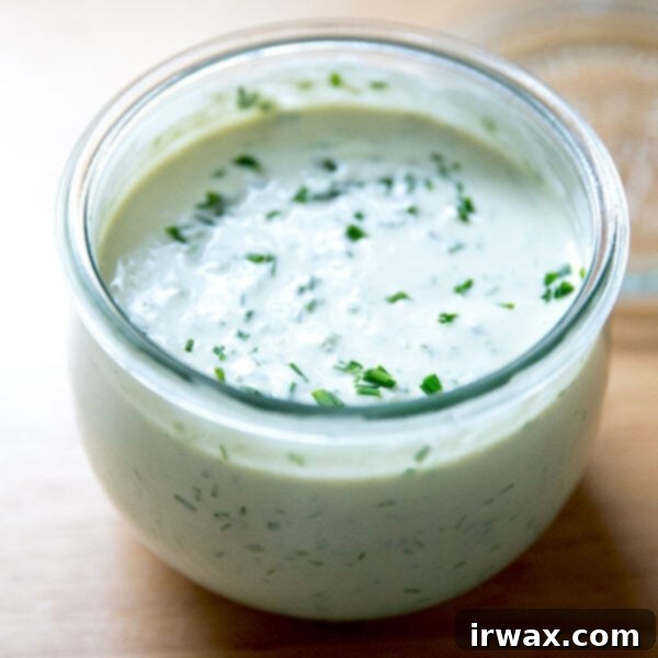 Εύκολη Βίγκαν Ranch Σως με Κάσιους 10 Ένα βάζο με βίγκαν ντρέσινγκ ράντς.