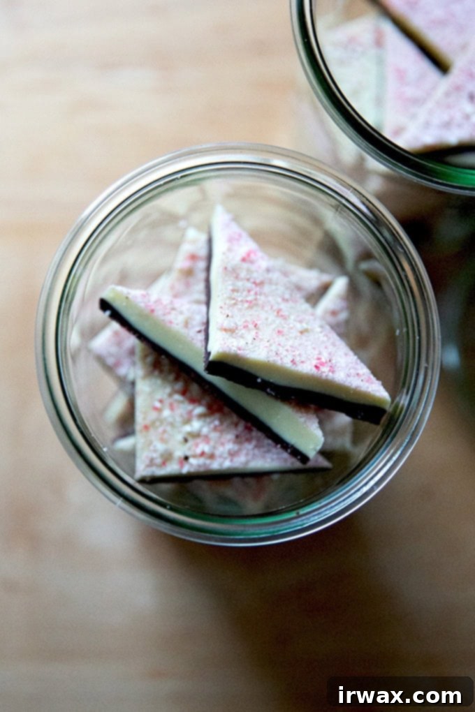 Μέντα Φλοιός με Σκόνη Μέντας 2 Overhead shot of peppermint bark in glass jars.