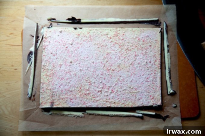 Μέντα Φλοιός με Σκόνη Μέντας 17 Edges trimmed from the peppermint bark on a cutting board.
