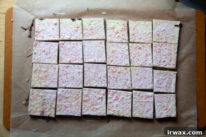 Μέντα Φλοιός με Σκόνη Μέντας 18 Cut squares of peppermint bark.