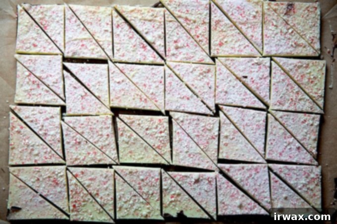 Μέντα Φλοιός με Σκόνη Μέντας 19 Peppermint bark cut into triangles.