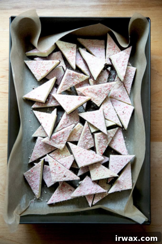 Μέντα Φλοιός με Σκόνη Μέντας 20 A 10x14-inch pan filled with peppermint bark.