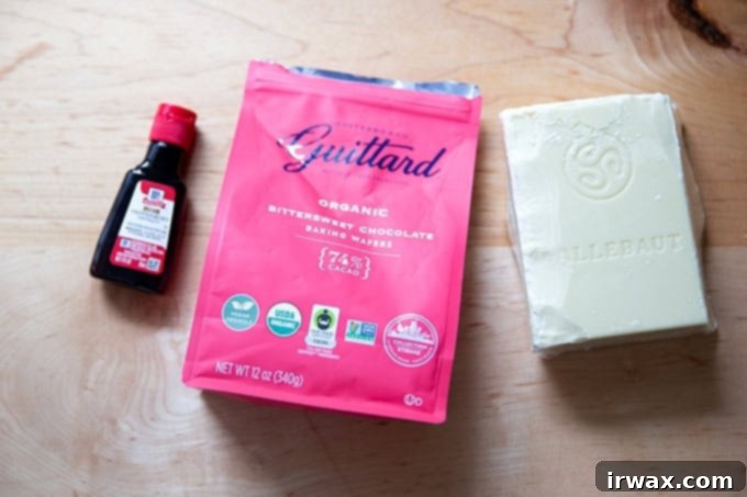 Μέντα Φλοιός με Σκόνη Μέντας 3 The ingredients to make peppermint bark.