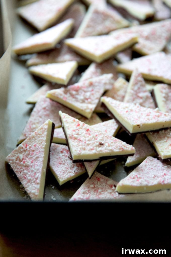 Μέντα Φλοιός με Σκόνη Μέντας 21 Peppermint bark cut into triangles in a 10x14-inch pan.