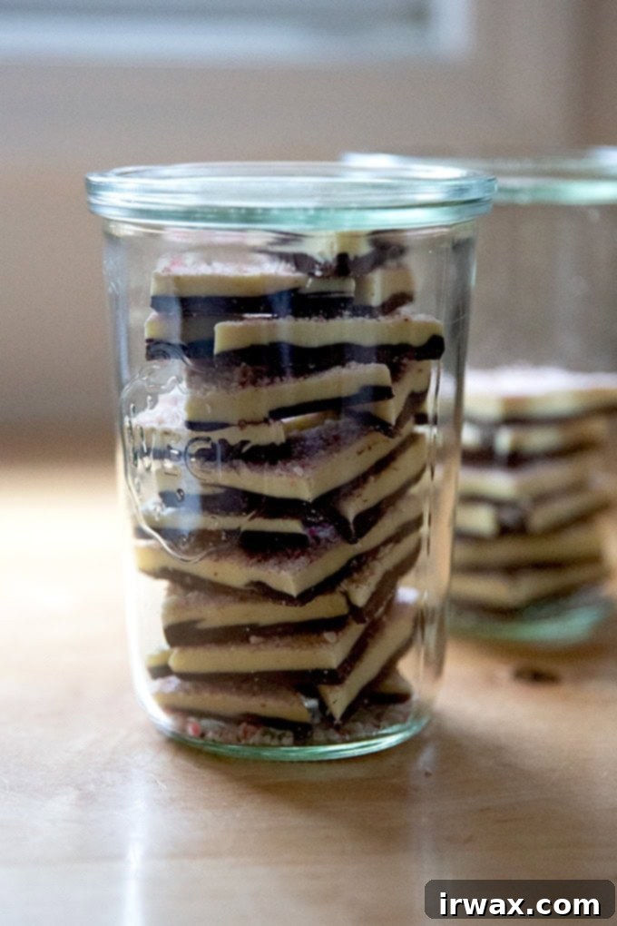 Μέντα Φλοιός με Σκόνη Μέντας 22 A jar of peppermint bark.